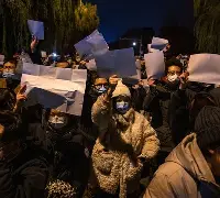 哈化支持者呐喊抗议，要求俱乐部改革的简单介绍
